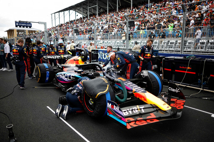 Hasil 1-2 untuk Red Bull adalah yang keempat dalam lima balapan sejauh musim ini karena tim tersebut benar-benar mendominasi olahraga tersebut meninggalkan rival mereka untuk memperebutkan posisi podium ketiga.