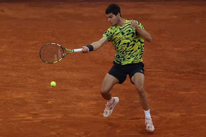 Petenis nomor dua dunia Carlos Alcaraz berhasil mempertahankan gelar Madrid Open dengan kemenangan 6-4, 3-6, 6-3 atas Jan-Lennard Struff, Minggu, 7 Mei 2023 waktu setempat.