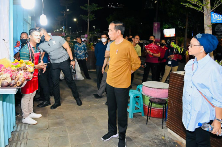 Presiden Jokowi berjalan kaki menyusuri kawasan yang dipenuhi kios-kios penjual aneka ragam makanan laut, seperti ikan, udang, dan kerang, sembari menyapa para pedagang yang sedang menjajakan dagangannya.
