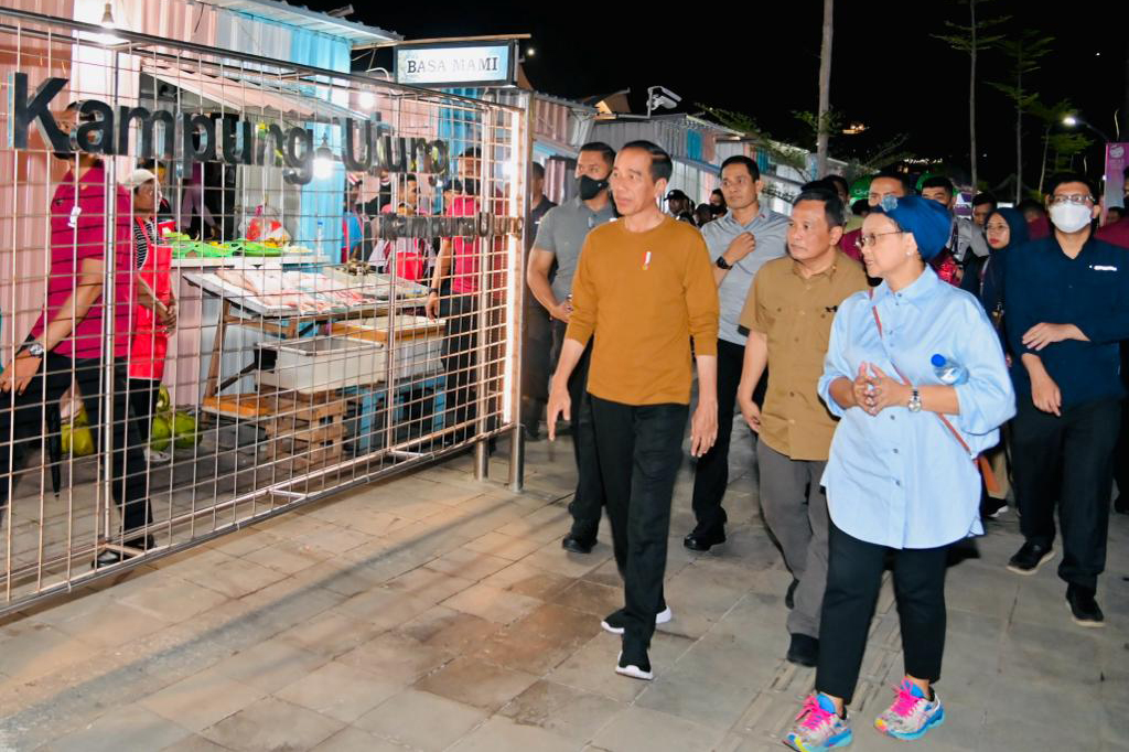 Nurhayati juga menuturkan bahwa kiosnya kian hari semakin ramai dikunjungi para pembeli, terlebih menjelang penyelenggaraan Konferensi Tingkat Tinggi (KTT) ke-42 ASEAN.