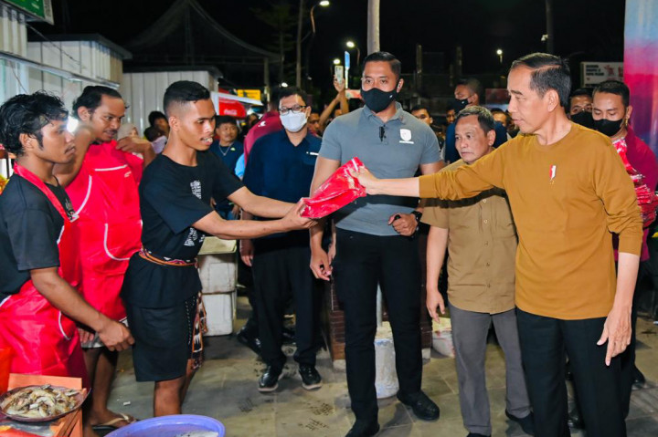 Kehadiran Presiden disambut antusias para pedagang, salah satunya Nurhayati yang mengatakan bahwa Kepala Negara sempat bertanya jenis-jenis dagangan yang dijualnya.