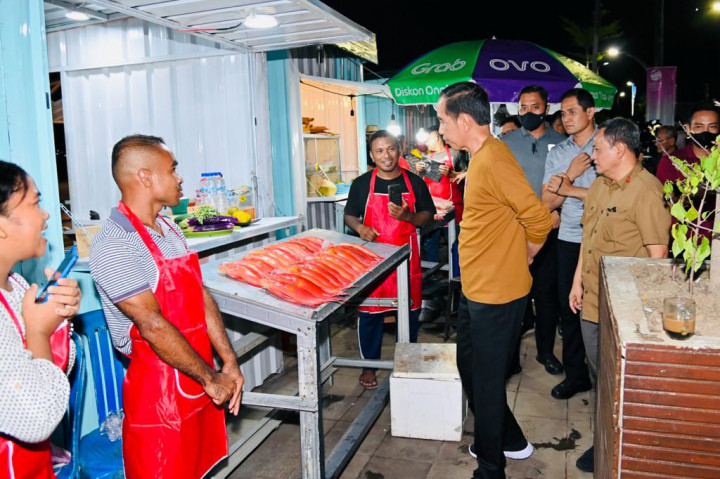 Selain itu, Presiden Jokowi juga membagikan celemek kepada para pedagang sambil berbincang dengan mereka.
