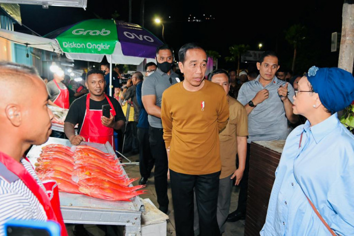 Presiden RI Joko Widodo menyambangi kawasan wisata kuliner Kampung Ujung di Labuan Bajo, Kabupaten Manggarai Barat, Nusa Tenggara Timur, pada Minggu, 7 Mei 2023 malam.
