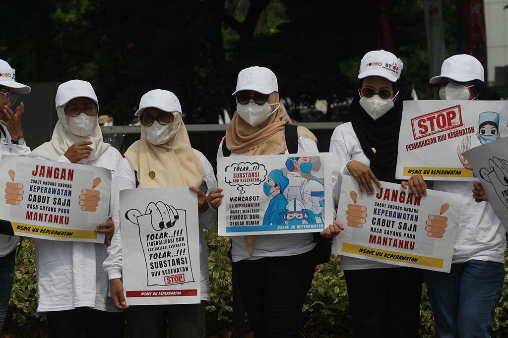 Ribuan tenaga kesehatan (Nakes) dari berbagai daerah di Indonesia menggelar aksi damai untuk menolak Rancangan Undang Undang (RUU) Kesehatan, di Jakarta.  