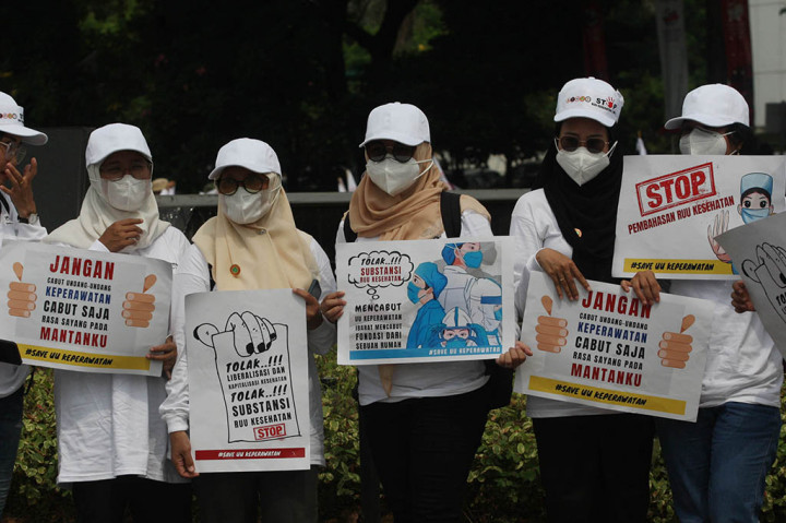 Ribuan tenaga kesehatan (Nakes) dari berbagai daerah di Indonesia menggelar aksi damai untuk menolak Rancangan Undang Undang (RUU) Kesehatan, di Jakarta.  