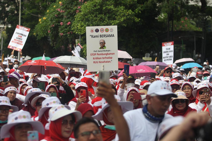 Beni mengatakan acara ini dihadiri sejumlah aliansi tenaga kesehatan seperti Ikatan Dokter Indonesia (IDI), Persatuan Perawat Nasional Indonesia (PPNI), Ikatan Bidan Indonesia (IBI), Persatuan Dokter Gigi Indonesia (PDGI), dan Ikatan Apoteker Indonesia (IAI).