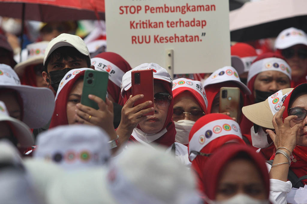 Dia juga menyampaikan acara ini diikuti sekitar 11 ribu nakes dari berbagai daerah di Indonesia. Angka ini melebihi target awal dari yang sebelumnya hanya sekitar 10 ribu nakes.