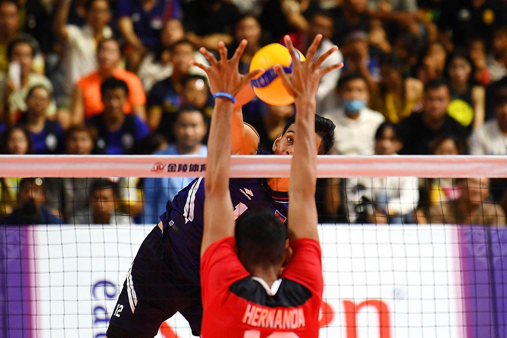 Timnas Indonesia meraih posisi puncak pada kejuaraan multi event dua tahunan ini setelah membekuk tuan rumah Kamboja dengan skor yang meyakinkan yakni 3-0 (25-21, 25-10, 25-15).