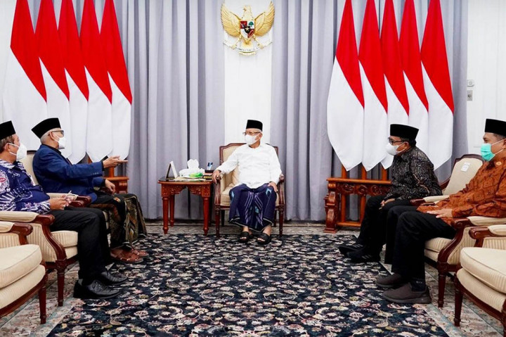 Selain bersilaturahmi, pada kesempatan tersebut Wapres dan Miftachul Akhyar juga berdiskusi tentang isu-isu kemasyarakatan, seperti menjaga kerukunan bangsa dan negara. Hal tersebut diungkapkan Staf Khusus Wapres Bidang Komunikasi dan Informasi, Masduki Baidlowi, usai mendampingi Wapres pada pertemuan tersebut.