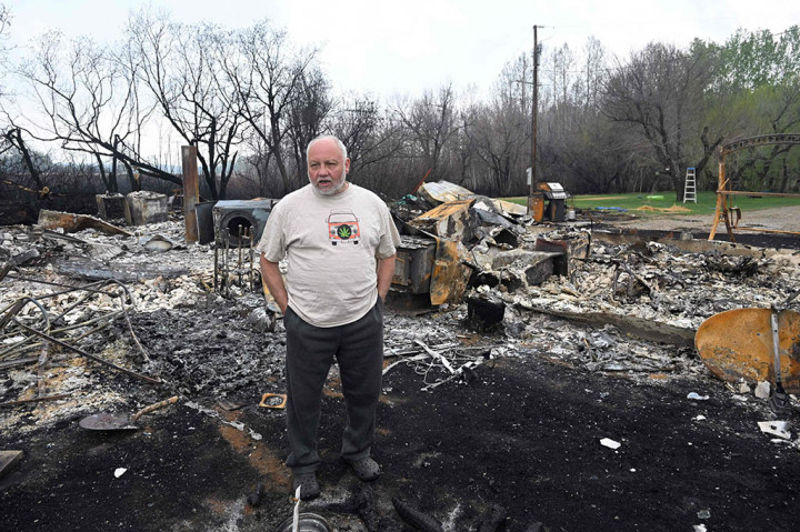 Kanada berjuang pada hari Senin, 8 Mei 2023 untuk mengendalikan kebakaran hutan yang memaksa ribuan orang mengungsi, menghentikan produksi minyak dan menghancurkan kota-kota, dengan provinsi barat Alberta menyerukan bantuan federal.