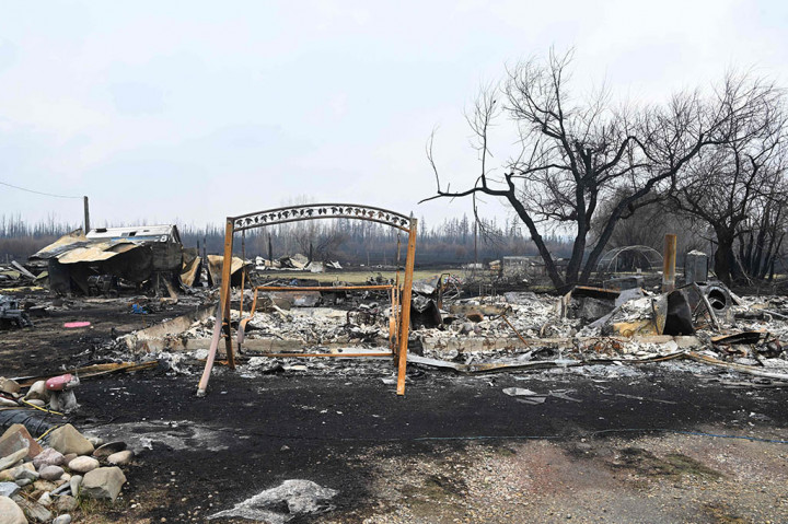 Pejabat bencana federal dan militer bersiaga, setelah pemimpin Alberta Danielle Smith berbicara dengan Perdana Menteri Justin Trudeau untuk secara resmi meminta bantuan.