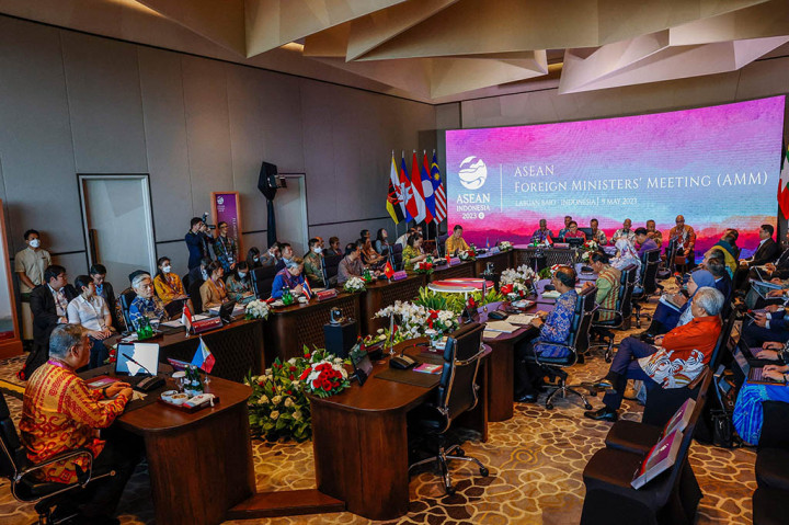 Dua negara anggota sisanya, yakni Singapura dan Brunei Darussalam, diwakili oleh pejabat senior masing-masing.