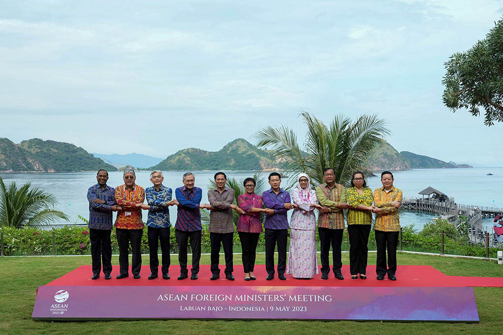 Menteri Luar Negeri Indonesia Retno Marsudi memimpin pertemuan para menlu Perhimpunan Bangsa-Bangsa Asia Tenggara (ASEAN) dalam rangkaian KTT ke-42 ASEAN di Labuan Bajo, NTT, Selasa, 9 Mei 2023.