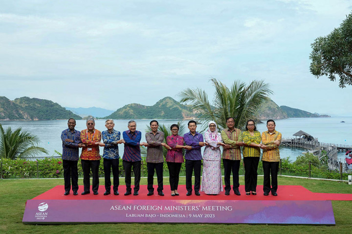 Menteri Luar Negeri Indonesia Retno Marsudi memimpin pertemuan para menlu Perhimpunan Bangsa-Bangsa Asia Tenggara (ASEAN) dalam rangkaian KTT ke-42 ASEAN di Labuan Bajo, NTT, Selasa, 9 Mei 2023.