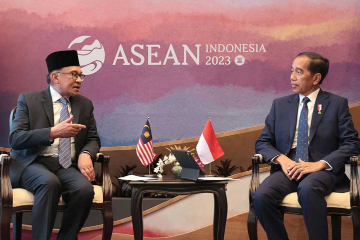 Momen Presiden Joko Widodo melakukan pertemuan bilateral dengan PM Malaysia Anwar Ibrahim.