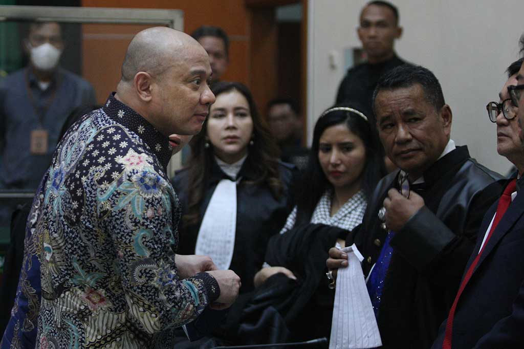 Majelis Hakim Pengadilan Negeri Jakarta Barat memvonis mantan Kapolda Sumatera Barat Irjen Teddy Minahasa Putra penjara seumur hidup terkait kasus peredaran sabu. Vonis tersebut lebih ringan dari tuntutan Jaksa Penuntut Umum (JPU).