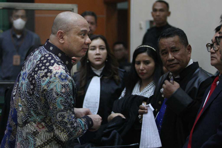 Majelis Hakim Pengadilan Negeri Jakarta Barat memvonis mantan Kapolda Sumatera Barat Irjen Teddy Minahasa Putra penjara seumur hidup terkait kasus peredaran sabu. Vonis tersebut lebih ringan dari tuntutan Jaksa Penuntut Umum (JPU).