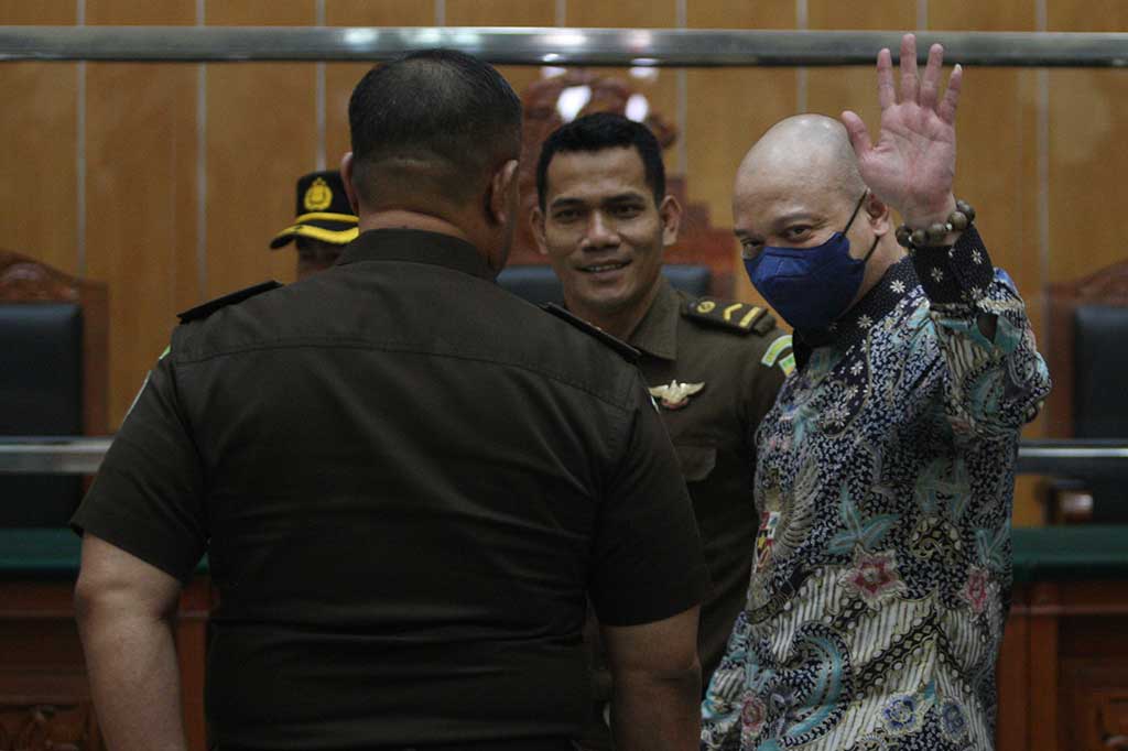 Teddy Minahasa, lanjutnya, dianggap melanggar pasal 114 Ayat (2) Undang-Undang Republik Indonesia Nomor 35 Tahun 2009 Tentang Narkotika Jo Pasal 55 Ayat (1) ke-1 KUHP.