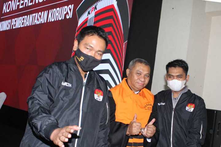 Atas saran dan pengaruh SRR tersebut, pihak-pihak yang dipanggil secara patut dan sah menurut hukum sebagai saksi, tidak hadir tanpa alasan yang jelas.