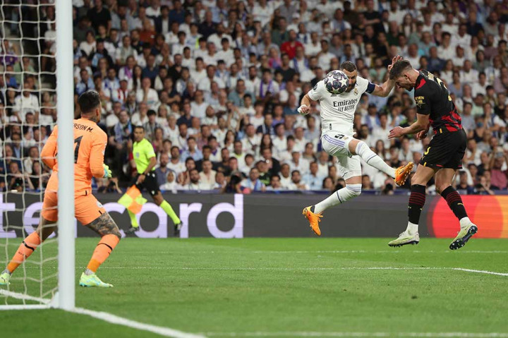 Pada menit ke-77, Real Madrid hampir mencetak gol. Sayang bola tandukan Benzema dari jarak dekat masih dapat diblok oleh Ederson. 