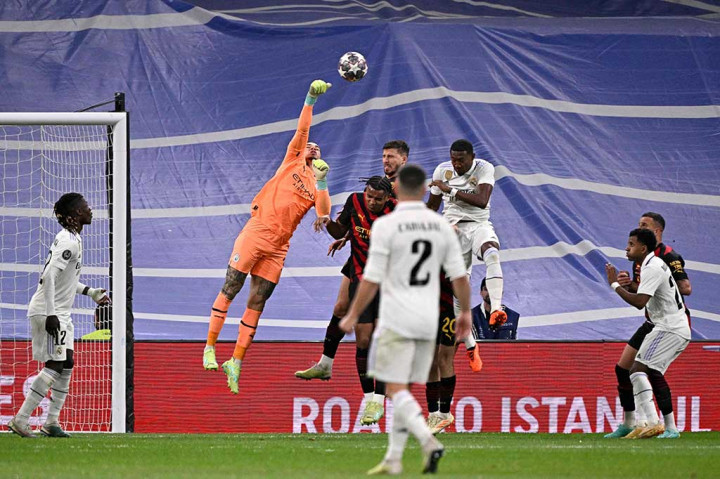 Tim tuan rumah berusaha keras untuk mencetak gol kemenangan di sisa waktu laga. Namun, skor 1-1 bertahan hingga wasit meniup peluit panjang tanda berakhirnya pertandingan