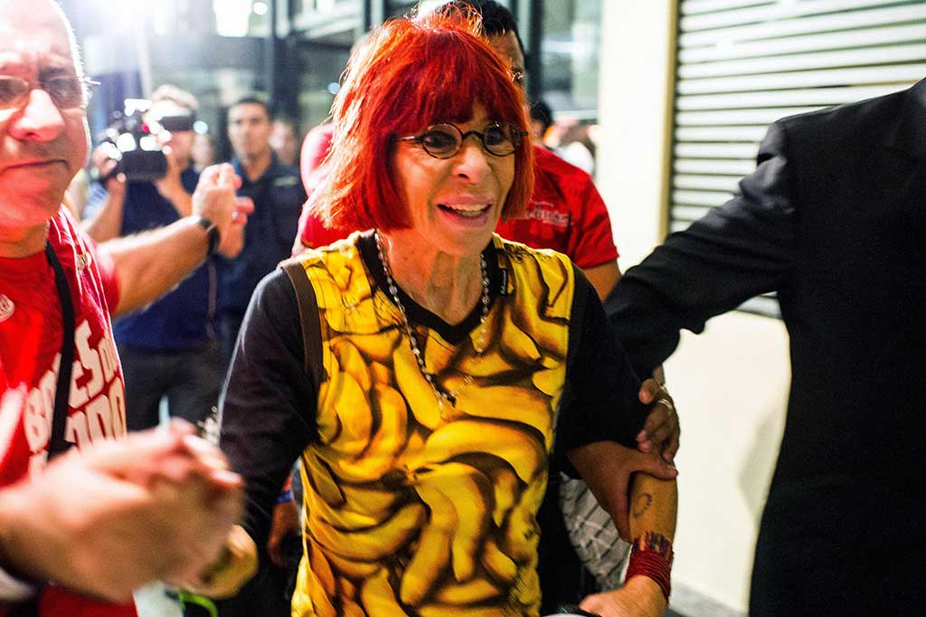Rita Lee, ikon rock-and-roll Brasil yang bernyanyi bersama grup legendaris Os Mutantes dan melanjutkan karir solonya sebagai salah satu rocker wanita pertama di Amerika Latin, meninggal dunia di usia 75 tahun.