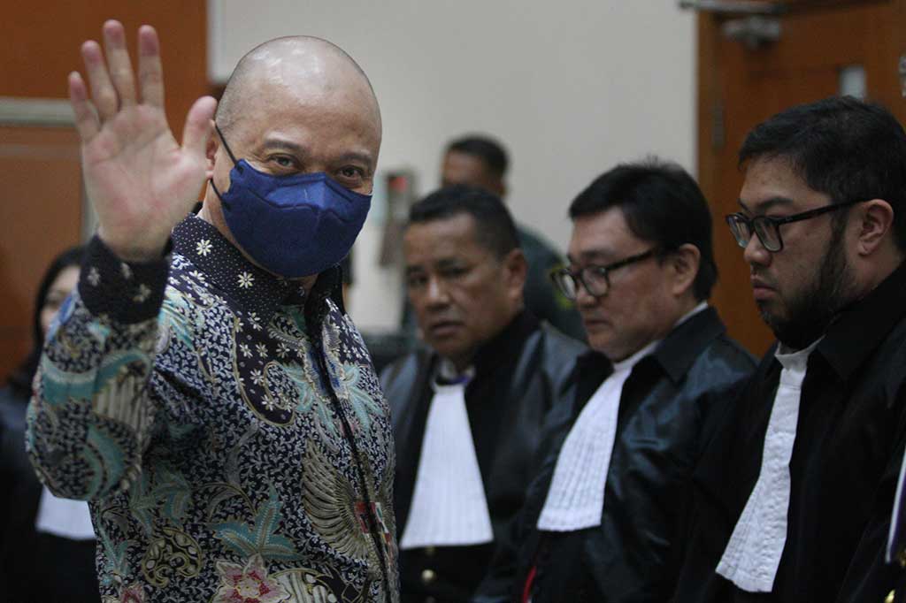 Majelis Hakim Pengadilan Negeri Jakarta Barat memvonis mantan Kapolda Sumatera Barat Irjen Teddy Minahasa Putra penjara seumur hidup terkait kasus peredaran sabu. Vonis tersebut lebih ringan dari tuntutan Jaksa Penuntut Umum (JPU).