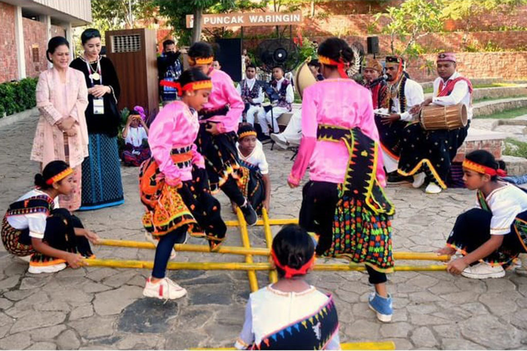 Ibu Negara RI Iriana Joko Widodo pada Rabu, 10 Mei 2023, mengajak para pendamping pemimpin negara anggota ASEAN menyaksikan aktivitas budaya, di sela rangkaian kegiatan Konferensi Tingkat Tinggi ke-42 ASEAN di Puncak Waringin, Labuan Bajo, Kabupaten Manggarai Barar, Provinsi Nusa Tenggara Timur.