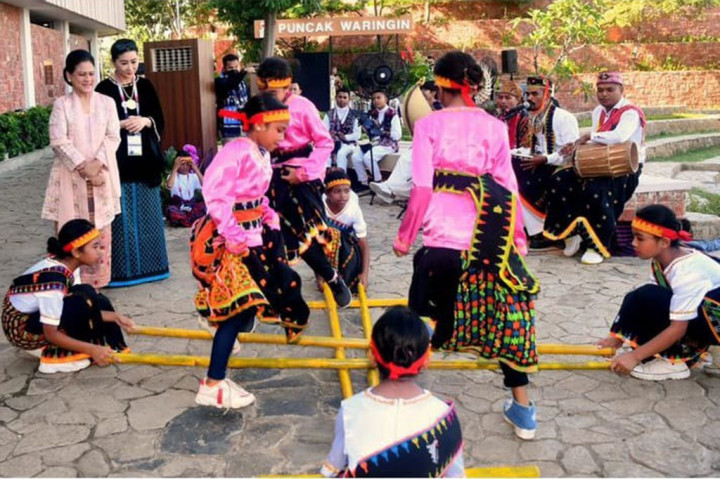 Ibu Negara RI Iriana Joko Widodo pada Rabu, 10 Mei 2023, mengajak para pendamping pemimpin negara anggota ASEAN menyaksikan aktivitas budaya, di sela rangkaian kegiatan Konferensi Tingkat Tinggi ke-42 ASEAN di Puncak Waringin, Labuan Bajo, Kabupaten Manggarai Barar, Provinsi Nusa Tenggara Timur.