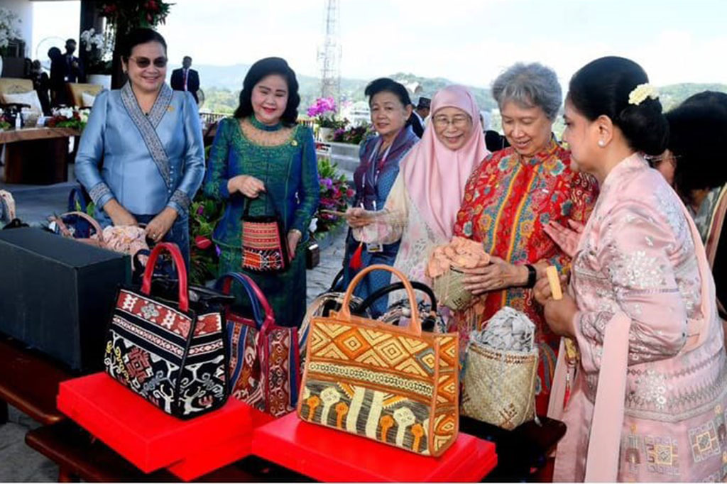 Selain itu, Ibu Negara mengajak mereka mengunjungi lantai 2 Puncak Waringin untuk melihat produk usaha mikro, kecil, dan menengah berupa aneka kerajinan tangan dan makanan khas daerah.
