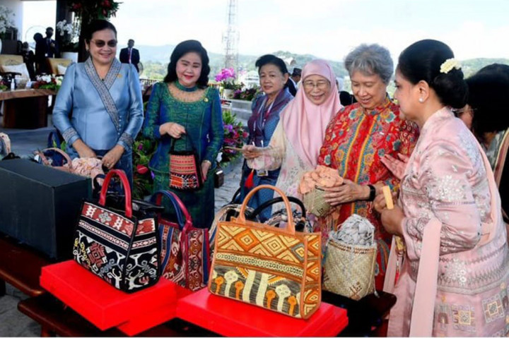 Selain itu, Ibu Negara mengajak mereka mengunjungi lantai 2 Puncak Waringin untuk melihat produk usaha mikro, kecil, dan menengah berupa aneka kerajinan tangan dan makanan khas daerah.