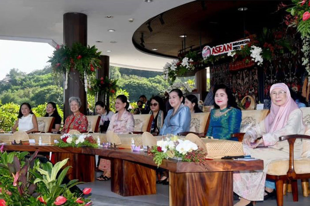 Kegiatan para pendamping pemimpin negara anggota ASEAN diakhiri dengan jamuan minum teh bersama Iriana.