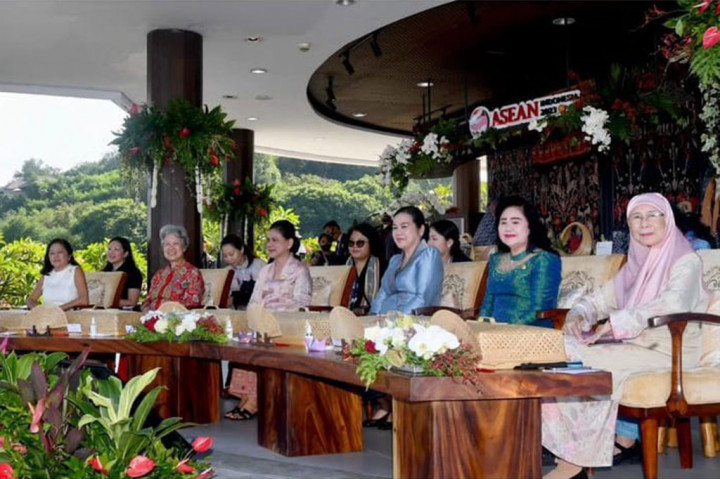 Kegiatan para pendamping pemimpin negara anggota ASEAN diakhiri dengan jamuan minum teh bersama Iriana.