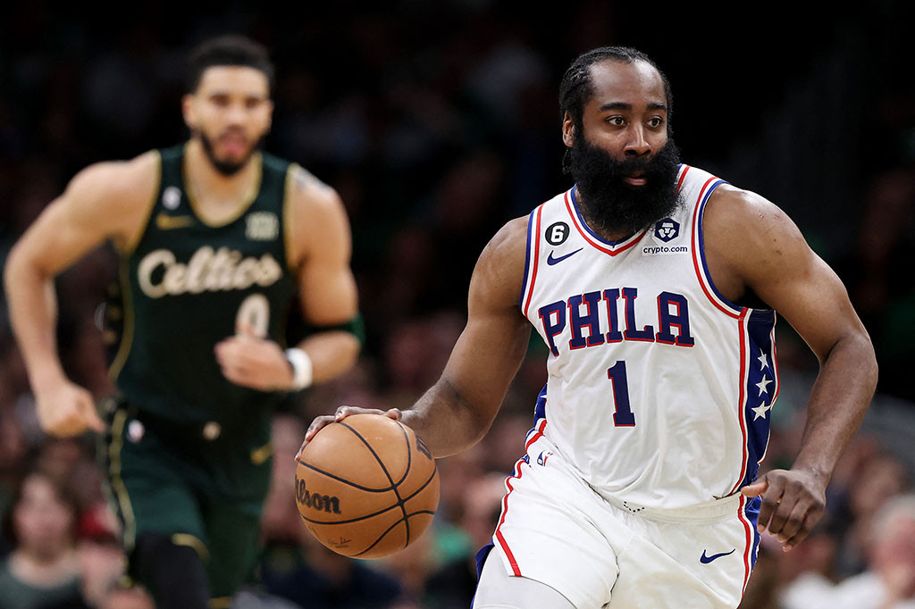 Philadelphia benar-benar membuat para pendukung Celtics terdiam. Embiid dan kawan-kawan memimpin hampir di sepanjang laga dengan selisih hingga 21 poin.