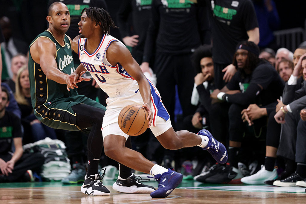 Philadelphia 76ers membungkam Boston Celtics di hadapan pendukung Boston dengan skor 115-103 dan unggul 3-2 dalam rangkaian laga babak semifinal NBA Wilayah Timur di TD Garden Arena Massachusetts, Rabu WIB.