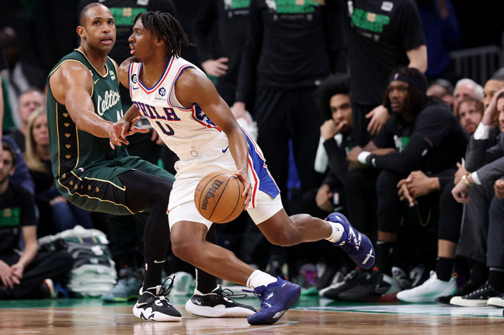 Philadelphia 76ers membungkam Boston Celtics di hadapan pendukung Boston dengan skor 115-103 dan unggul 3-2 dalam rangkaian laga babak semifinal NBA Wilayah Timur di TD Garden Arena Massachusetts, Rabu WIB.