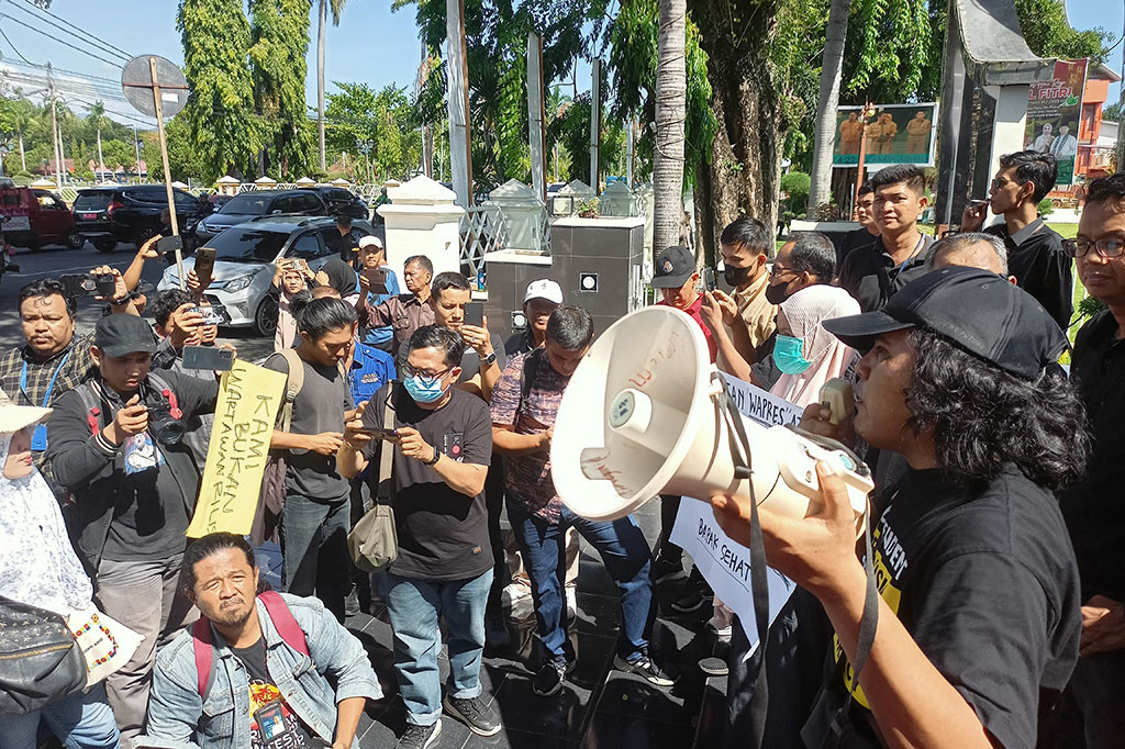 Ratusan wartawan di Sumatra Barat (Sumbar) melakukan demo hingga pelaporan ke kepolisian buntut pelarangan atau pengusiran saat peliputan di Auditorium Istana Gubernur Sumbar. Unjuk rasa dilakukan di depan Kantor Gubernur Sumbar, Rabu, 10 Mei 2023.