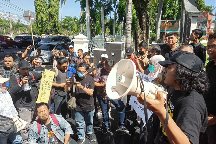 Ratusan wartawan di Sumatra Barat (Sumbar) melakukan demo hingga pelaporan ke kepolisian buntut pelarangan atau pengusiran saat peliputan di Auditorium Istana Gubernur Sumbar. Unjuk rasa dilakukan di depan Kantor Gubernur Sumbar, Rabu, 10 Mei 2023.