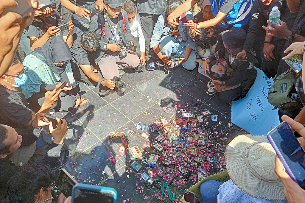 Tak hanya berorasi, ratusan wartawan juga melakukan aksi tabur bunga di atas tumpukan id card pers. Hal ini sebagai tanda matinya kebebasan pers di Sumbar.