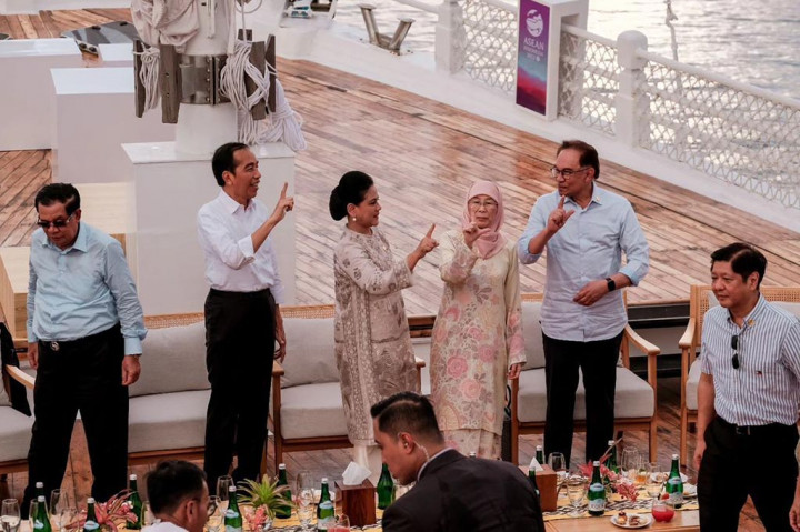 Sekira pukul 16.51 WITA, iring-iringan para pemimpin ASEAN tiba di dermaga Marina Labuan Bajo, dipimpin mobil yang ditumpangi Jokowi bersama Ibu Negara Iriana Joko Widodo.