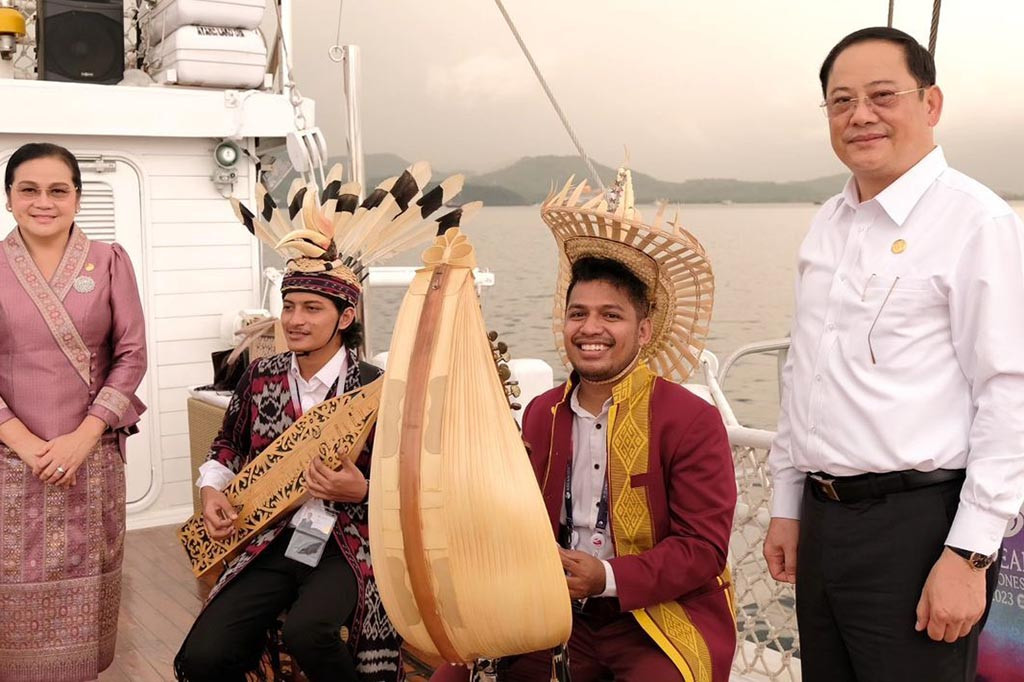 Di atas geladak kapal pinisi, telah disediakan kursi-kursi yang disusun melingkari meja sebagai tempat para pemimpin ASEAN dan pendampingnya bercengkerama menghabiskan senja.