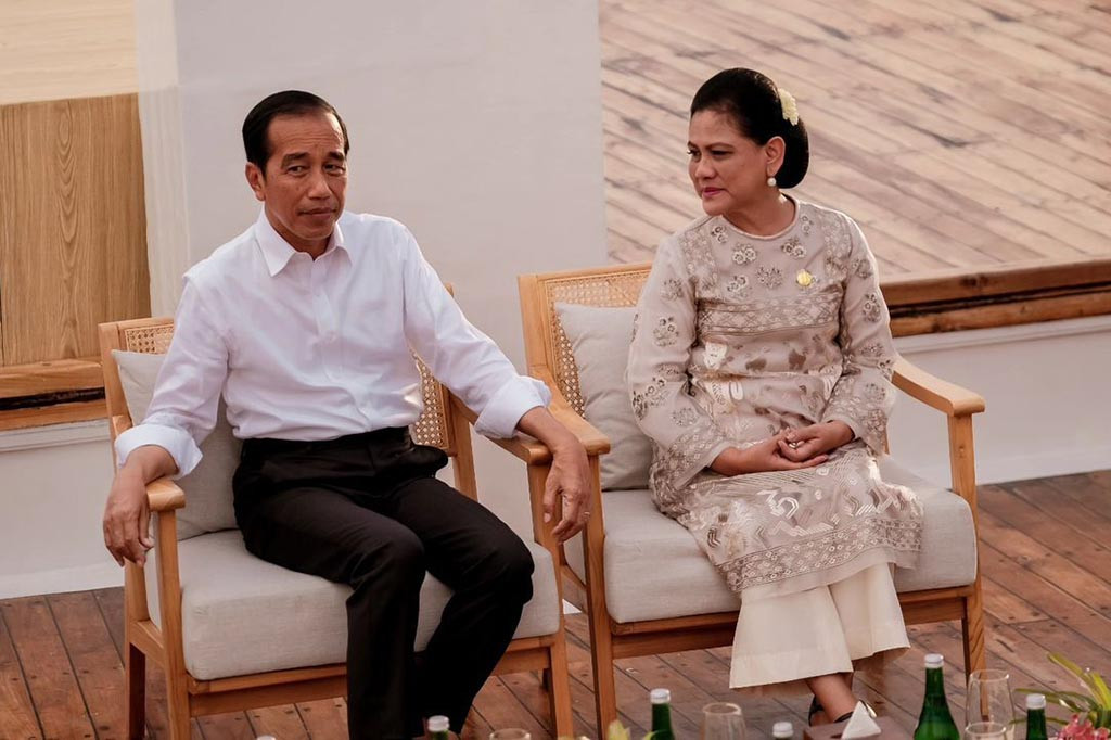 Jokowi dan Ibu Negara Iriana kemudian segera naik ke geladak kapal pinisi yang disiapkan untuk menikmati suasana matahari tenggelam, disusul Sultan Brunei Darussalam Hassanal Bolkiah yang tiba didampingi Pangeran Abdul Mateen.