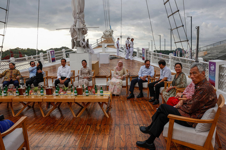Presiden RI Joko Widodo mengajak para pemimpin ASEAN menikmati suasana matahari tenggelam (sunset) dari atas kapal pinisi di perairan Pelabuhan Labuan Bajo, Manggarai Barat, Nusa Tenggara Timur, Rabu, 10 Mei 2023 sore.