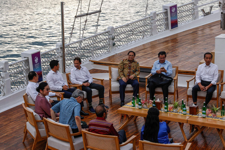 Kegiatan tersebut dilakukan Jokowi selepas rangkaian acara sidang pleno dan pertemuan Konferensi Tingkat Tinggi (KTT) ke-42 ASEAN rampung dilaksanakan.