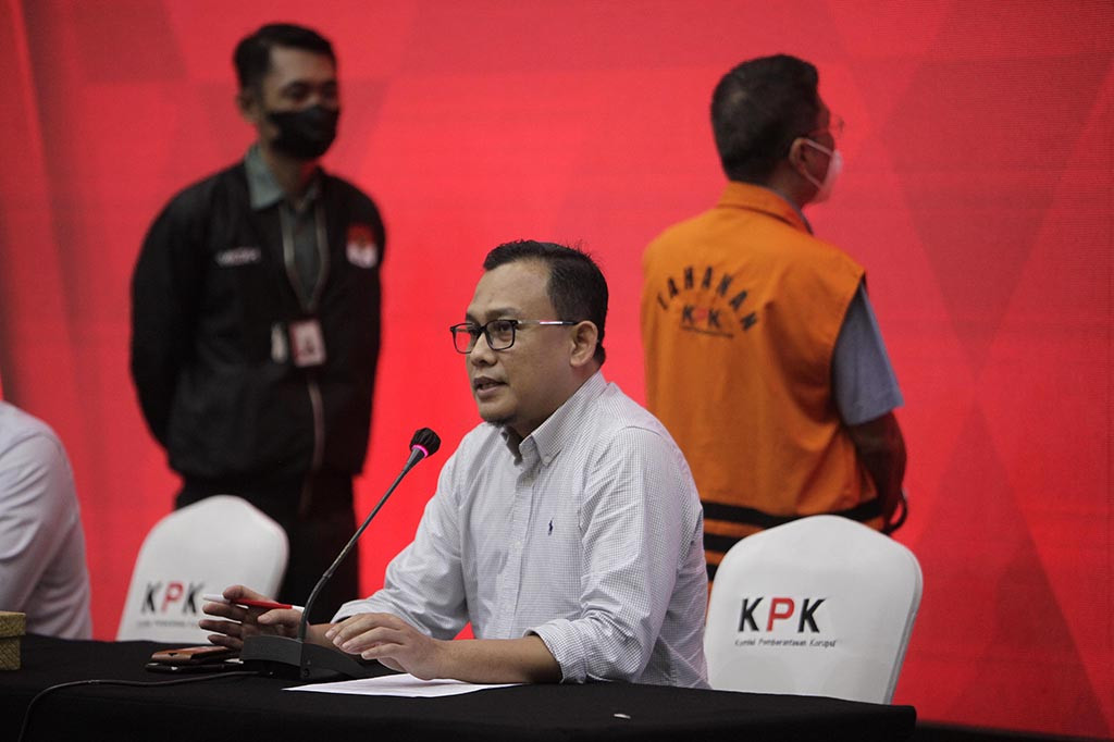 Atas perbuatannya, tersangka SH dikenakan Pasal 118 ayat (1), 118 ayat (6) Perpres Nomor 54 Tahun 2010 beserta perubahannya. SH diduga mengakibatkan kerugian keuangan negara sekitar Rp41,6 miliar dari nilai proyek sebesar Rp203,9 miliar.