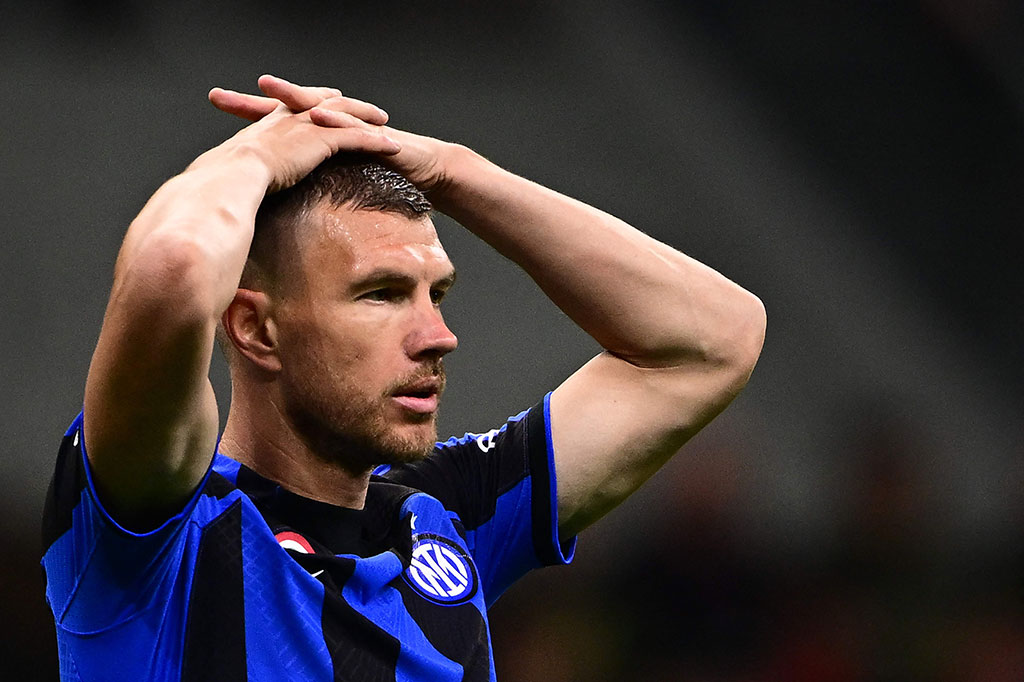 Inter membalas melalui sebuah peluang pada menit ke-52. Alessandro Bastoni memberikan bola ke Dzeko yang lepas dari kawalan pemain Milan di kotak penalti, tetapi tendangan penyerang veteran itu masih bisa ditepis oleh Maignan.