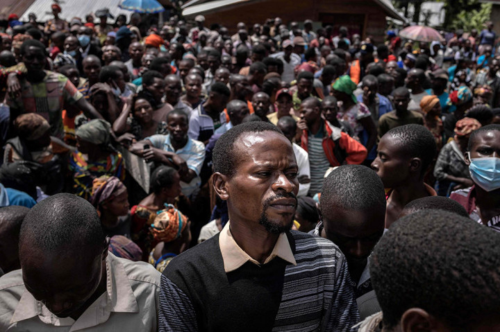 Warga yang terdampak oleh banjir menunggu distribusi bantuan di Nyamukubi, Republik Demokratik Kongo, Selasa, 9 Mei 2023. Pihak berwenang melaporkan lebih dari 5.500 orang masih hilang dan sedikitnya 401 tewas akibat banjir di bagian timur negara itu.