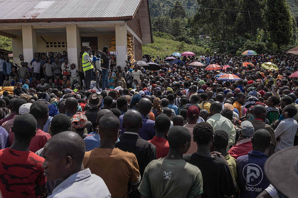 Banjir yang terjadi sejak pekan lalu itu dipicu hujan deras yang menyebabkan sejumlah sungai meluap. Akibatnya, Desa Bushushu dan Desa Nyamukubi yang berada di wilayah Kalehe pun terendam oleh banjir.
