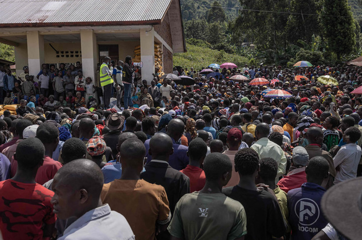 Banjir yang terjadi sejak pekan lalu itu dipicu hujan deras yang menyebabkan sejumlah sungai meluap. Akibatnya, Desa Bushushu dan Desa Nyamukubi yang berada di wilayah Kalehe pun terendam oleh banjir.
