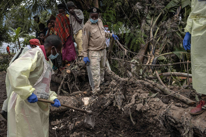 Michake Ntamana, petugas penyelamat yang membantu mencari dan menguburkan korban tewas, mengatakan penduduk desa berusaha mengidentifikasi dan mengumpulkan jenazah orangorang tercinta yang telah ditemukan.